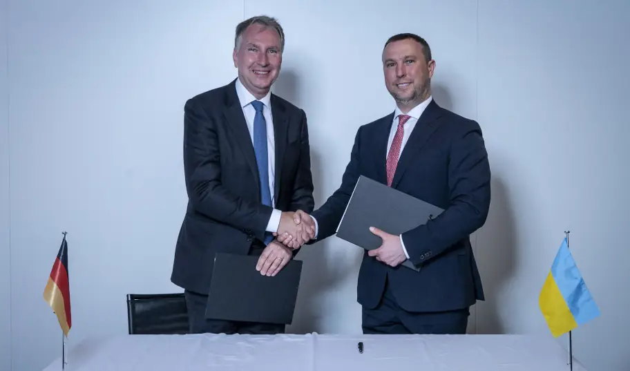 Signing of the MoU between MBDA and UKAR. A handshake seals the partnership