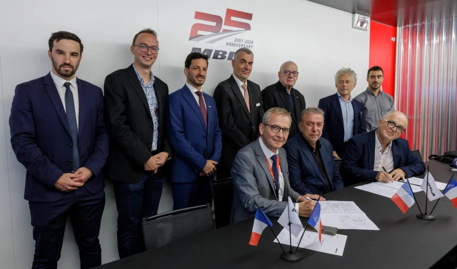 MBDA and Fly-R signing the contract