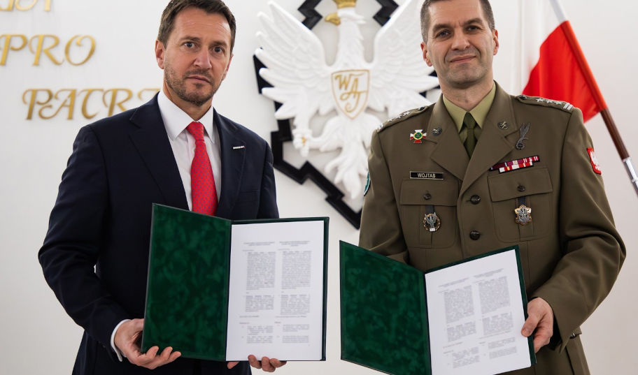 Jim Price, Managing Director of MBDA in Poland, and (R) Vice-Rector for Development at WAT, Colonel Jacek Wojtas. Courtesy of WAT