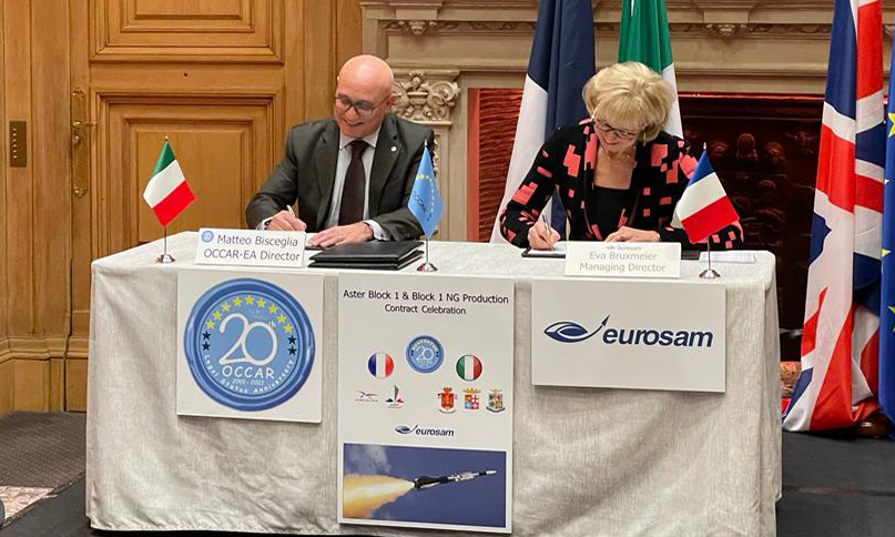 Matteo Bisceglia and Eva Bruxmeier signing the contract