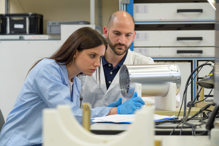Colleghi al laboratorio RF Equipment & Projects