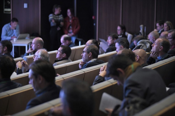 Colleghi che assistono a una conferenza