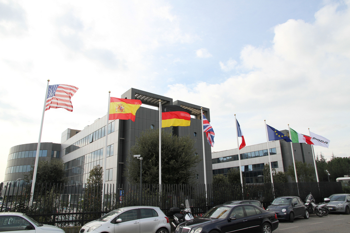 Bandiere all’ingresso del sito di MBDA Roma