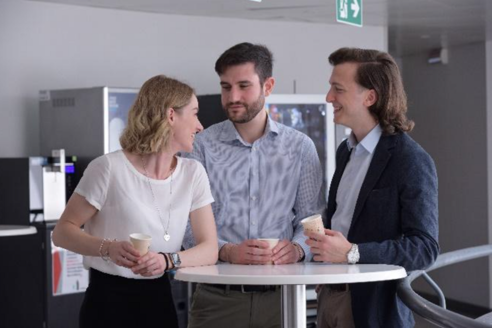 Colleghi che prendono una pausa caffé