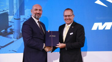 Chris Allam (right), Executive Group Director Engineering and Managing Director United Kingdom Sebastian Chwałek (left), President of the Management Board of PGZ S.A with signed agreement at MSPO 2023